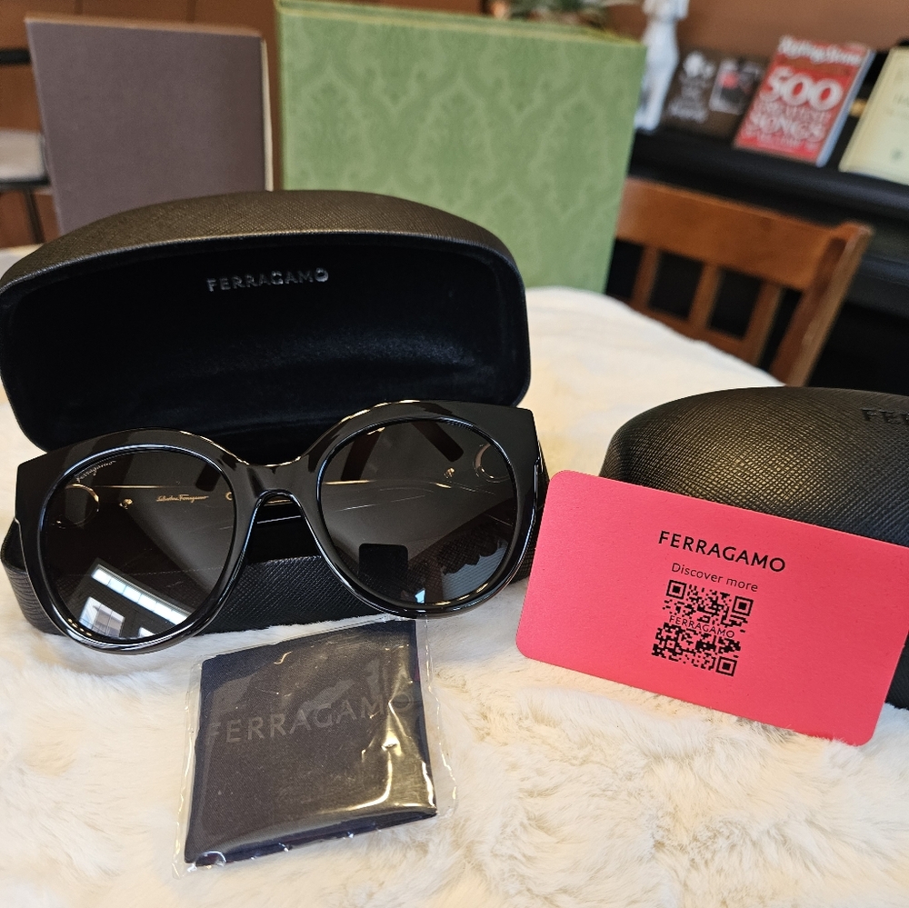 Salvatore Ferragamo SF1031S-001 53mm